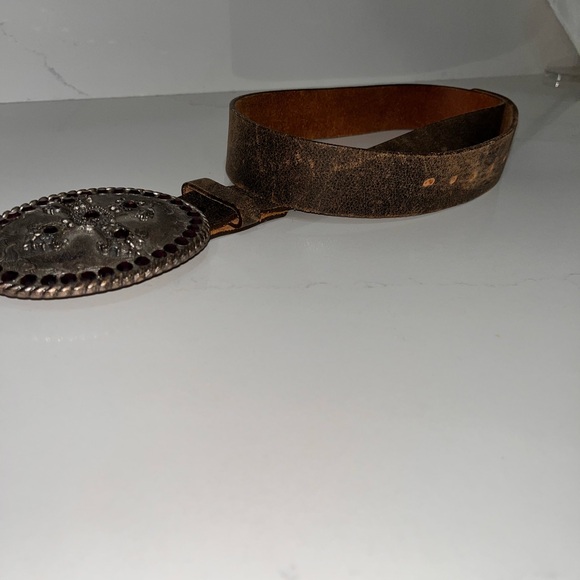 Distressed leather belt with gem buckle. - Picture 7 of 10